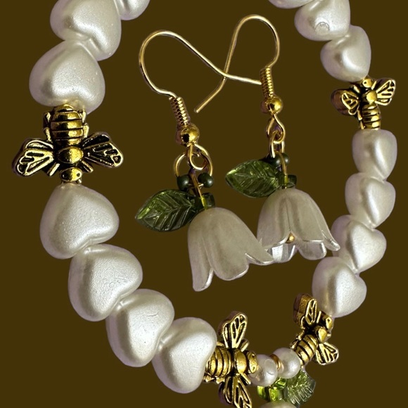 Handmade Floral earrings with bracelets. It’s called beeFlower bracelet set 🥰 - Picture 4 of 4